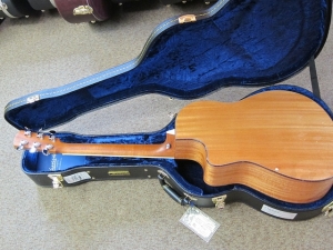 Larrivee LV-05E, Fine Brazilian Mahogany/Italian Alpine Spruce